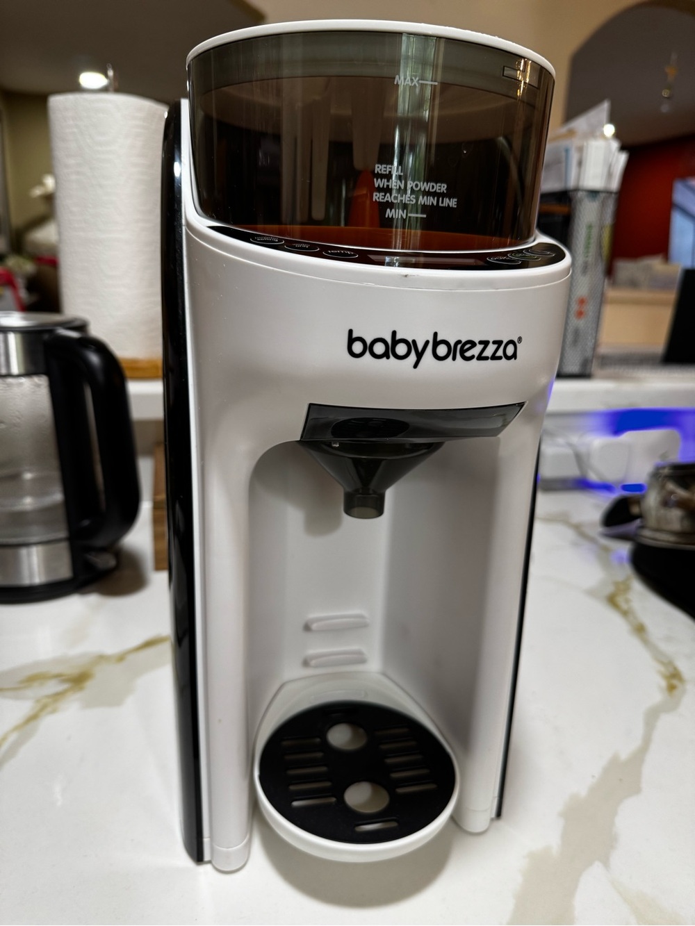 Baby Brezza Formula Pro - White and Black Automatic Formula Dispenser